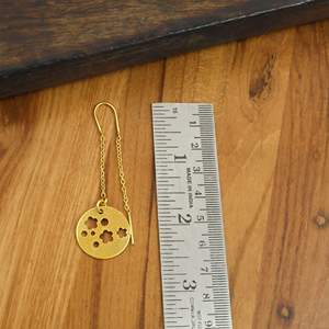 Boucles d'oreilles en laiton pour femmes |   Boucles d'oreilles pendantes rondes dorées à découpes florales |   Fabricant de bijoux de mode sur mesure OEM ODM - Product Image 2