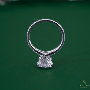 Anillo de Diamante Ovalado Brillante Cultivado en Laboratorio con Certificación IGI, Cuatro Puntas con Micro Pavé Oculto Bajo Halo, Anillo Elegante con Banda Dividida - Product Image 4