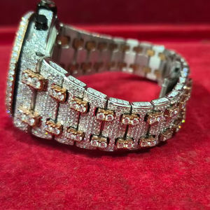 Elegante reloj analógico de diamantes Moissanite con correa de metal pulido resistente al agua duradero para ocasiones especiales diarias corona de metal - Product Image 1