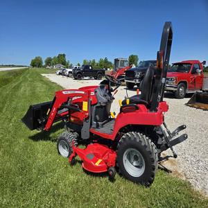 Tracteur à roues compact Massey Ferguson GC 1723E 24,5 CV 4x4 avec transmission par engrenages, chargeur et surveillance à distance – Équipement de qualité supérieure - Product Image 3