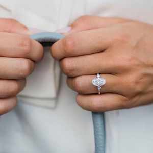 Anillo de compromiso de oro blanco de 10K con moissanita de corte ovalado y piedras laterales de corte pera, anillo de tres piedras de oro macizo, regalo para mujer - Product Image 2
