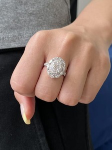 แหวนเพชรทรงรี 2 กะรัต เพาะเลี้ยงในห้องปฏิบัติการ ระดับความสะอาด E VVS1 ทองคำขาว 14K ดีไซน์วงแหวนแบบ Halo Split Shank Cathedral สำหรับผู้หญิง - Product Image 4