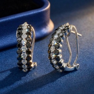 Boucles d'oreilles créoles modernes en or blanc 18 carats avec diamants noirs et blancs, pavé 3 rangs, fermoir à clip articulé, pour cadeau d'anniversaire de luxe - Product Image 6