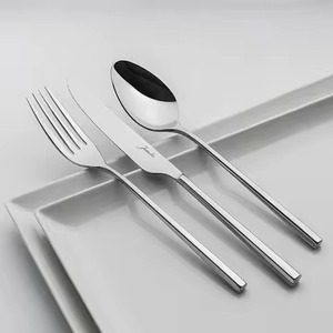 Ensemble de couverts élégants en acier inoxydable pour une mise en scène de table raffinée - Product Image 2
