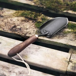 Ensemble d'outils de jardinage finition noire avec manche en bois, comprenant une truelle, un cultivateur et une pelle pour travaux sur le sol - Product Image 2