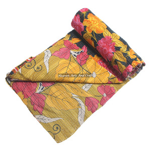 Couverture en coton Kantha vintage réversible artisanale ancienne, couverture en coton sari lourde, couverture indienne réversible cousue à la main - Product Image 1