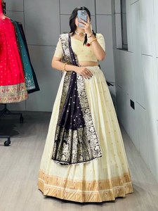 Conjunto Tradicional de Lehenga Choli de Seda Paithani para Mujer con Borde Tejido Zari y Dupatta de Satén, Cosido, Largo hasta el Suelo, de Secado Rápido, Estilo Indio - Product Image 1