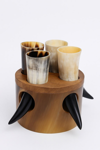 Ensemble de tasses à boire en corne naturelle faites à la main avec support en bois, chopes à bière vikings médiévales, verres à shot rustiques en corne, articles de bar pour fêtes, cadeau - Product Image 4