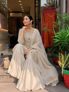 Conjunto de Salwar Kameez Beige Bordado, Ropa Tradicional Regional, Dupatta Pesada, Ropa Formal - Product Image 2