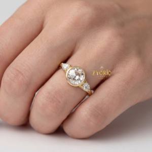 Anillo de compromiso de diamante cultivado en laboratorio con corte rosa y engaste de bisel, de oro de 14K, tamaño personalizado, para mujer, ideal para aniversario. - Product Image 4