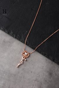 Collier pendentif élégant en or rose avec motif de rose et diamants - Fabricant de bijoux sur mesure - Product Image 2