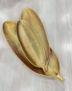 Plat de service moderne en aluminium en forme de feuille pour une décoration de table contemporaine, ajoutant une élégance sculpturale à la présentation des aliments - Product Image 4