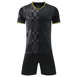 Ensemble de maillot et short de football personnalisé par sublimation, rouge et noir, respirant, en polyester, unisexe adulte - Product Image 5