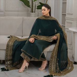 Robe traditionnelle indienne et pakistanaise pour femme, vert émeraude, brodée, longue jusqu'au sol, avec bordure dorée et pompons, coupe classique, hiver - Product Image 3