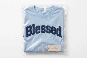 Camiseta de Punto de Manga Corta con Cuello Redondo Azul Claro para Mujer, con Estampado de Letras Azul Oscuro - Product Image 3