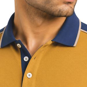 Polo homme jaune moutarde premium avec manches et empiècements d'épaule contrastants bleu roi, logo personnalisé, vêtements de sport, golf, décontracté - Product Image 6