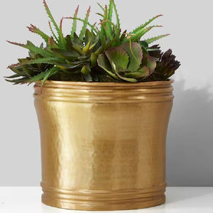 กระถางต้นไม้โลหะดีไซน์เนอร์พร้อมลวดลายตัดแบบเรขาคณิตสำหรับตกแต่งภายในสไตล์โมเดิร์น - Product Image 1