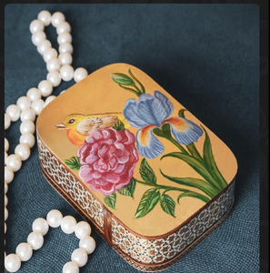 Ensemble de quatre boîtes de rangement en acier inoxydable, décorées de motifs floraux colorés, avec des motifs d'art Pichwai peints à la main en rouge. - Product Image 5