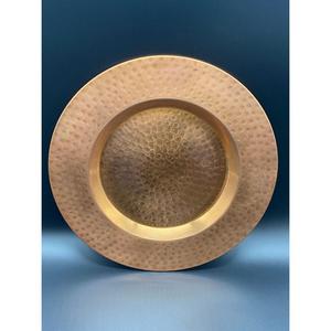 Assiette de service ronde de 13 pouces, design personnalisable, bordure texturée martelée, métal de qualité alimentaire, pour les fêtes et événements. - Product Image 1