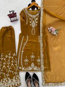 Ensemble haut de gamme en soie JMC avec dupatta, broderie détaillée et travail de sequins - Product Image 6