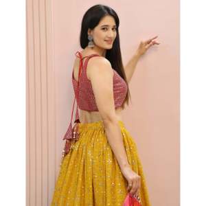 Majestuoso Lehenga Choli Amarillo Bordado Tradicional para Mujer - Product Image 2