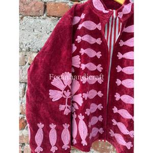 Manteau en velours rouge fait main, surchemise brodée Suzani, veste brodée ouzbèke avec deux poches latérales et doublure intérieure en coton - Product Image 2