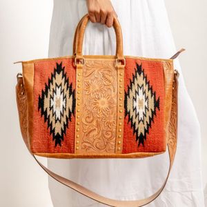 Nouveaux sacs en cuir véritable de style occidental, sacs à bandoulière pour femmes de style bohème de haute qualité, sacs à bandoulière en cuir véritable avec motifs floraux gravés à la main - Product Image 1