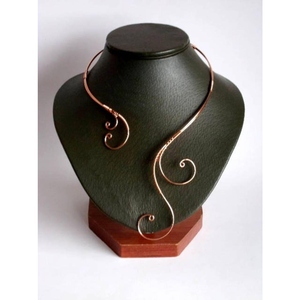 Collar de Cobre Hecho a Mano con Diseño de Espiral, Collar Curvo con Detalle en Espiral, Joyería Boho para Mujer - Product Image 3