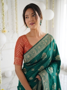 Sari en soie Banarasi vert à motifs floraux AARA Fashion, tissé avec des fils dorés, longueur au sol, vêtements traditionnels indiens pour mariage et Diwali - Product Image 4
