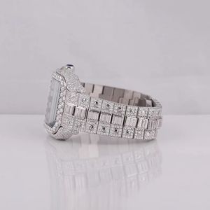 Montre-bracelet de luxe carrée sertie de diamants, cadran à chiffres romains, aiguilles bleues, couronne ornée de pierres précieuses, bracelet somptueux, pierres précieuses étincelantes - Product Image 4