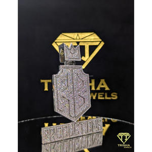 Colgante Exclusivo con Diseño de Corona y Escudo, Joyería Hip Hop con Diamantes VVS Cultivados en Laboratorio y Plata de Ley 925 por Trisha Jewels - Product Image 2
