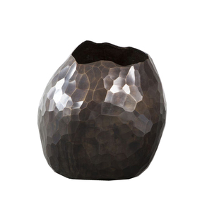 Vase de sol en aluminium fini à la main avec un design texturé pour une décoration intérieure élégante - Product Image 5
