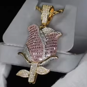 Colgante de Flor de Rosa con Incrustaciones de Moissanita Rosa y Blanca en Plata Plateada, Joyería de Lujo para Fiestas - Product Image 1