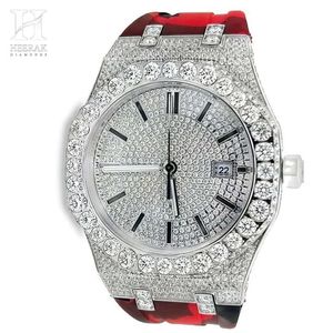 Reloj de Moissanita Personalizado, Plateado, Bisel Redondo Grande, Totalmente Cubierto de Piedras, Correa de Goma con Camuflaje Rojo, Reloj de Pulsera Deportivo de Lujo para Hombre - Product Image 1