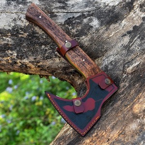 Hacha de acero forjada a mano con mango de madera y funda de cuero para partir leña - Product Image 5