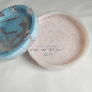 ถาดอะคริลิคเสิร์ฟกาแฟและชาทำจากเรซิ่นทรงกลมหรูหราสำหรับตกแต่งบ้านสำนักงานการจัดเก็บจานกลมลายหมุน - Product Image 1