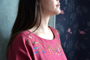 Vestido Túnica de Lino Puro Bordado a Mano, Diseño Floral Artesanal en el Cuello, con Elegantes Mangas Abullonadas y Estilo Boho Sostenible - Product Image 3