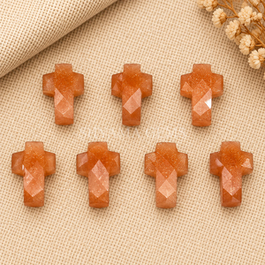 Pendentif sculpté à la main en pierre de lune pêche en forme de croix 15x10mm pour la fabrication de bijoux, la lithothérapie, l'énergie Reiki, vente en gros - Product Image 2