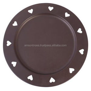 Assiette de chargeur de forme ronde en relief Table à manger Assiette de chargeur Assiettes à vaisselle Finitions enduites de poudre rouge - Product Image 6
