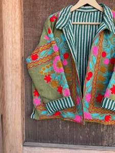 Chaqueta Bomber Suzani de Algodón Artesanal |   Patrón Floral Bordado a Mano |   Ropa de abrigo reversible y ecológica para festivales de invierno | - Product Image 4