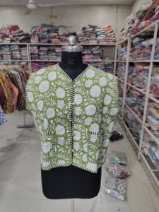 Gilet matelassé vert à fleurs pour femme, col en V, sans manches, veste en coton tissé, fermeture boutonnée, cadeau pour elle - Product Image 1