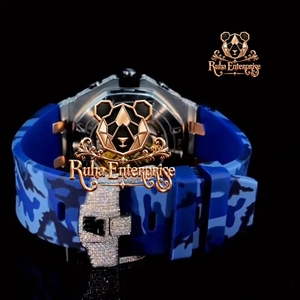 Reloj analógico para hombre con correa de caucho estampada y un marco de esfera distintivo - Product Image 6