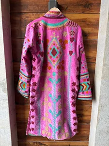 Chaqueta Larga de Terciopelo Bordado Rosa para Mujer, Estilo Étnico, Cuello Alto, Manga Larga, Diseño Floral, Ropa de Invierno - Product Image 5