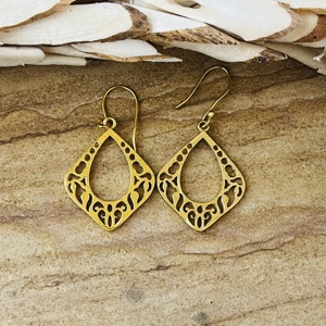 Boucles d'oreilles pendantes en forme de goutte d'eau Primum Look Design, bijoux bohèmes en laiton pour femmes, plaqué or 18 carats, motif floral ajouré, vente en gros/OEM/ODM - Product Image 1
