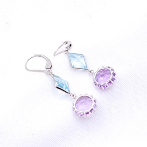 Boucles d'oreilles pendantes à fermoir levier en argent sterling 925 massif, topaze bleue naturelle et améthyste ronde, Memoria Jewels, vente en gros - Product Image 4