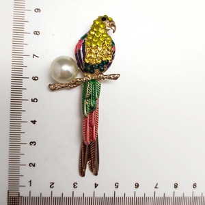 Broche élégante en émail en forme de perroquet avec strass colorés et fausses perles brillantes - Product Image 1