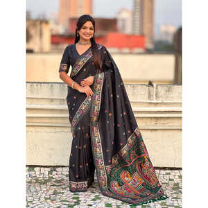 Sari de Seda Baluchari Negro con Bordado Zari, Elegante Vestido de Novia - Product Image 6