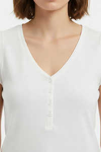 T-shirt court basique pour femme, sans manches, à volants aux épaules, col en V, blanc, style boutonné, pour la vente en ligne - Product Image 4