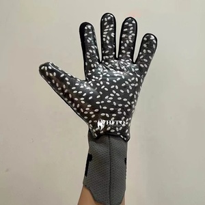 ถุงมือผู้รักษาประตูฟุตบอลแบบสั่งทำสีดำและสีเทา ขายดี พร้อมยางลาเท็กซ์เยอรมัน 4 มม. แบบ Negative Cut - Product Image 5