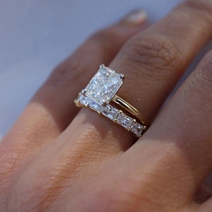 Anillo de Boda de Moissanita de 0.70 CT, Corte Radiante, Certificado GRA VS+, Plata 925 Chapada en Oro, Media Eternidad con Garras Compartidas - Product Image 3